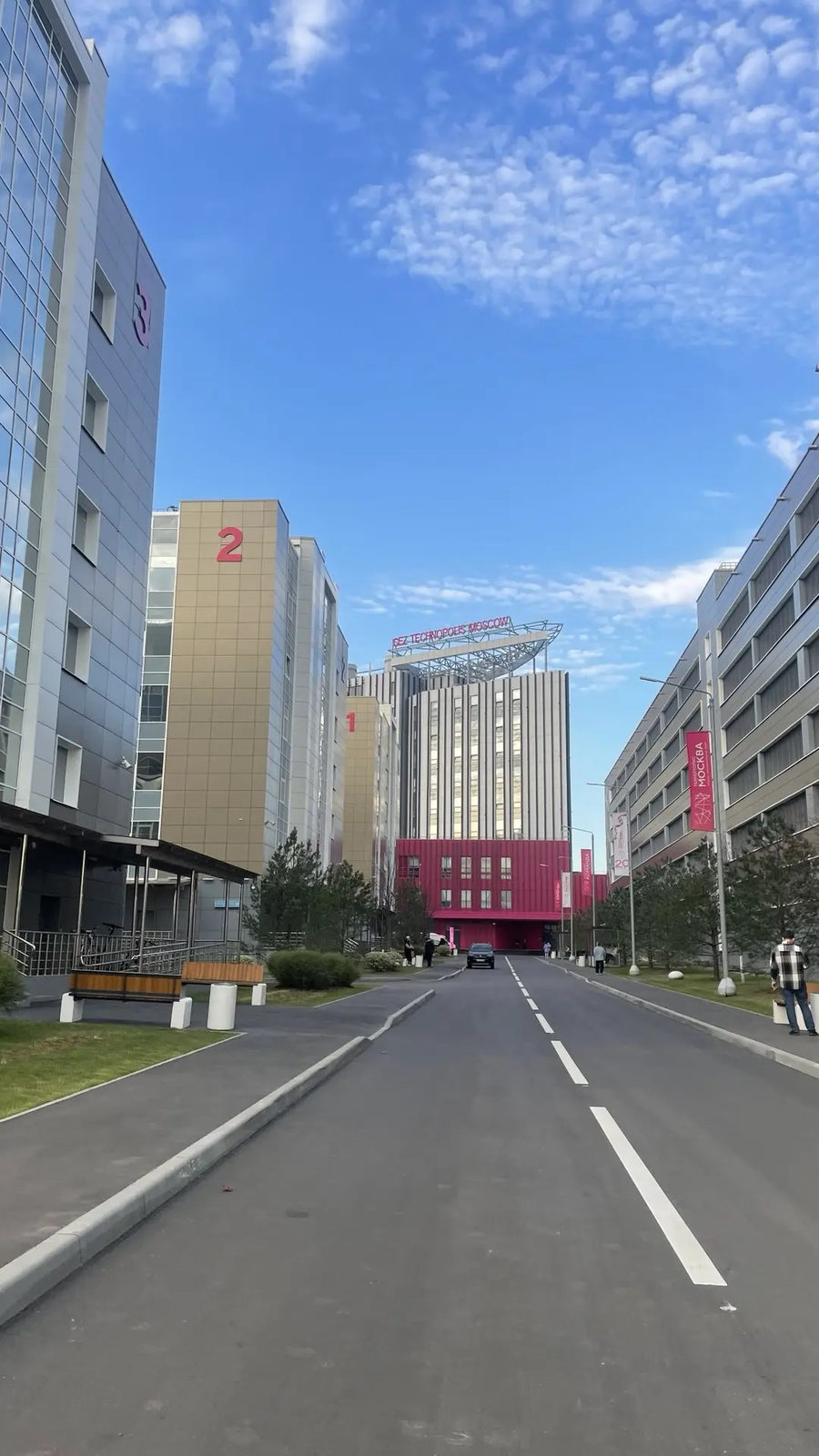 Улица между корпусами ОЭЗ «Технополис Москва» с вывеской SEZ Technopolis Moscow